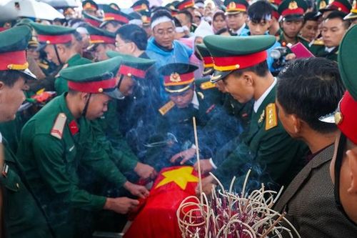 Nghệ An: Hàng nghìn người đội mưa tiễn liệt sỹ hi sinh ở Rào trăng 3 về đất mẹ