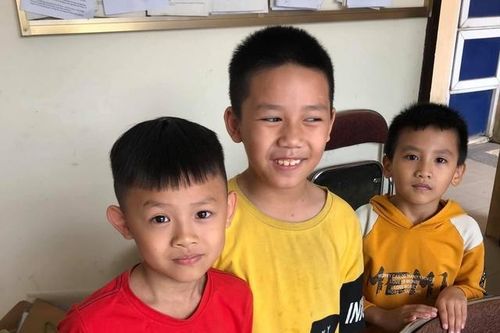 3 học sinh lớp Ba trả ví cho người rơi