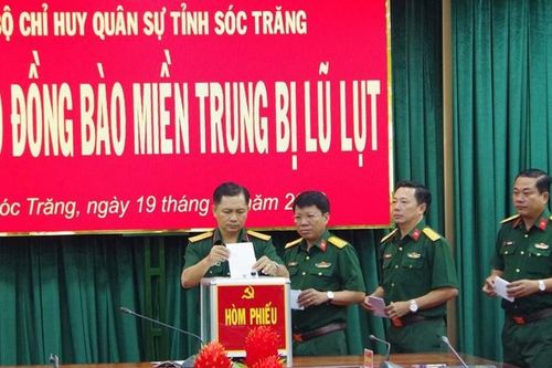 Sóc Trăng: Cán bộ, chiến sĩ chung tay ủng hộ đồng bào miền Trung bị lũ lụt