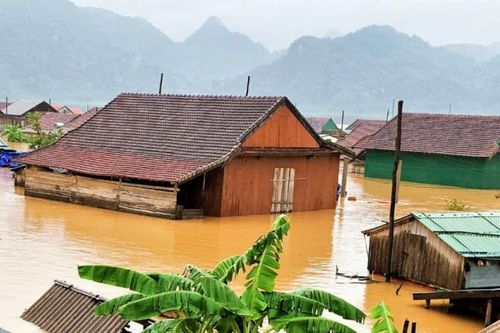 Trường Đại học Thương mại hỗ trợ mỗi sinh viên quê vùng lũ 10 triệu đồng