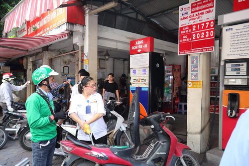 Cho doanh nghiệp ngoại tham gia bán lẻ xăng dầu: Miếng bánh không dễ xơi