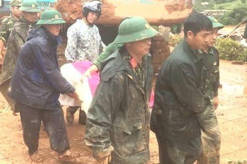 Tìm 22 quân nhân trong đá trượt, bùn trôi: Trực thăng sẵn sàng cất cánh