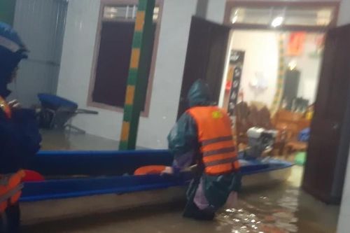 Dân Hà Tĩnh 'chạy lũ' trong đêm