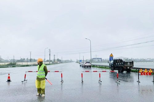 Quốc lộ 1A qua Hà Tĩnh ngập lụt, giao thông tê liệt