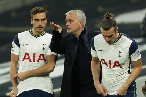 Mourinho tức điên khi Tottenham đánh rơi chiến thắng