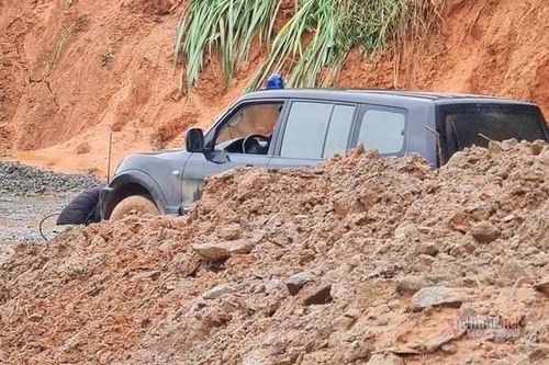Xẻ núi, băng rừng sớm đưa thi thể thượng úy hy sinh khi tìm dân mất tích về nhà