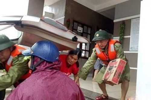 Hà Tĩnh tổng lực huy động lực lượng và phương tiện sơ tán người dân chạy 'giặc' thủy