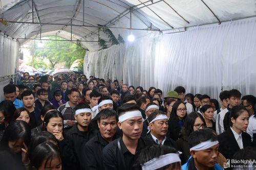 Đồng đội, người dân Nghệ An đón 4 liệt sĩ hy sinh ở Rào Trăng 3 trở về quê hương