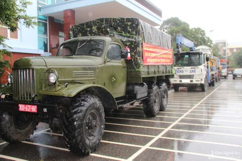 Bộ CHQS tỉnh điều động phương tiện, nhân lực hỗ trợ tỉnh Hà Tĩnh