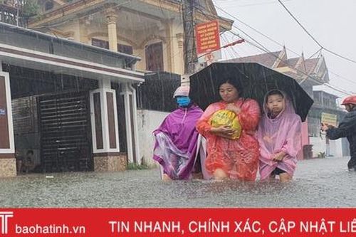 Nước lũ lên nhanh, người dân TP Hà Tĩnh đổ xô mua lương thực tích trữ