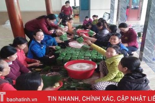 Phụ nữ Hà Tĩnh gói bánh chưng ứng cứu người dân vùng lũ