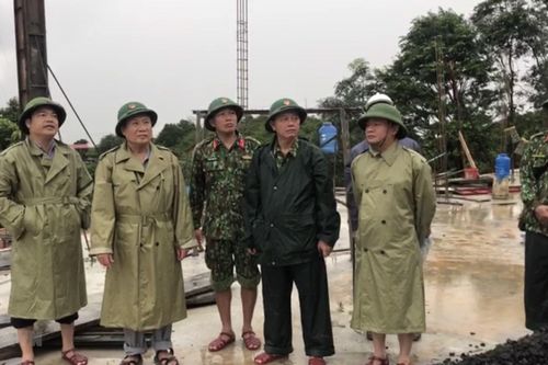 Sạt lở đất ở Hướng Hóa: Bắt đầu đưa thi thể nạn nhân ra ngoài