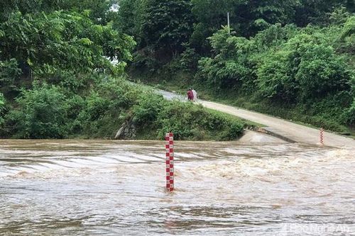 Nghệ An: Nhiều tuyến đường ngập nước, sạt lở đất đá không thể đi lại
