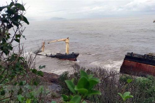 Thừa Thiên-Huế: Chưa có dấu hiệu rò rỉ dầu trên tàu Jakarta bị gãy đôi