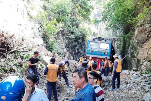 Ngành Đường sắt vừa khai thác tàu Bắc Nam tốc độ chậm vừa khắc phục sự cố