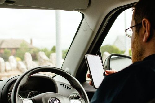 Anh siết chặt lệnh cấm tài xế sử dụng điện thoại khi lái xe