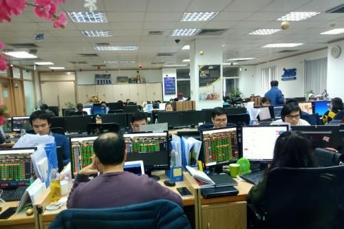 Chứng khoán ngày 19/10: Cổ phiếu ngân hàng 'kéo' thị trường tăng điểm
