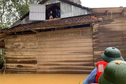 Mưa lớn không dứt, người dân phải trốn lũ trên mái nhà