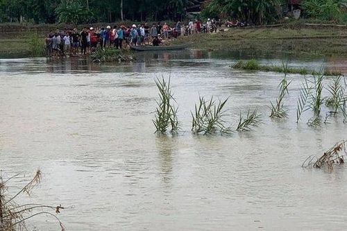 Đi qua cầu bị trượt chân rơi xuống nước, một nữ sinh lớp 7 đuối nước tử vong