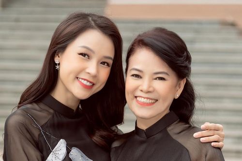 Sam duyên dáng diện áo dài cùng mẹ, chia sẻ tuổi thơ cơ cực và món quà giá trị nhất tặng mẹ