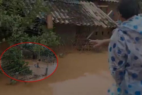 YouTuber đình đám ngồi trên thuyền ném đồ cứu trợ để dân bơi ra lấy, dân mạng bức xúc: 'Của cho không bằng cách cho'