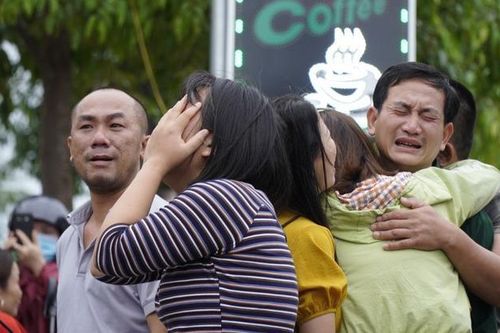 Xé lòng tiếng khóc người thân chờ đón thi thể các cán bộ chiến sĩ Đoàn kinh tế 337 được đưa về