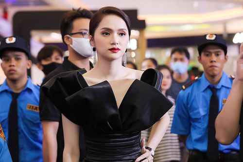 Hoa hậu Hương Giang xuất hiện tại một sự kiện được khán giả quan tâm vây kín, nhiều bảo vệ phải hộ tống
