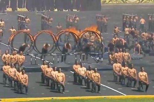 Cảnh sát Ai Cập cởi trần khoe thân hình 6 múi, cơ bắp cuồn cuộn trong lễ diễu hành