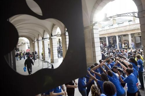 Sự cuồng nhiệt của người hâm mộ Apple mỗi lần iPhone lên kệ