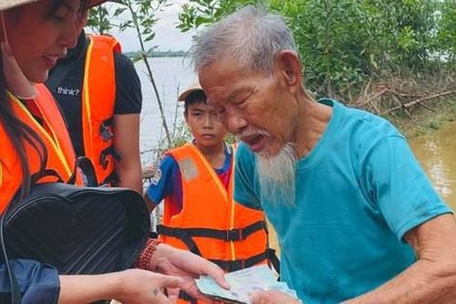Thủy Tiên quyết liệt đòi 3 triệu tiền cứu trợ bị ăn chặn