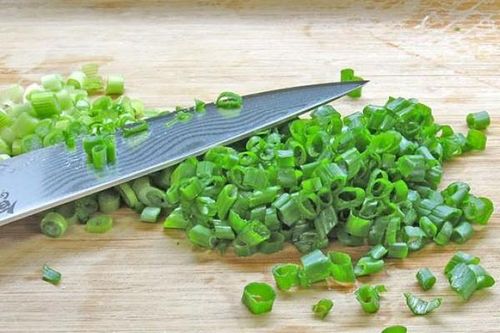 Mua hành lá nhiều về ăn không hết, làm ngay cách này để cả tháng vẫn tươi ngon