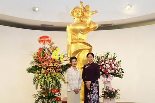 Phu nhân Thủ tướng Nhật Bản Suga Mariko thăm Bảo tàng Phụ nữ Việt Nam