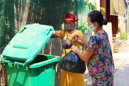 Cả thôn rủ nhau 'đồng phục' thùng đựng rác, bảo vệ môi trường