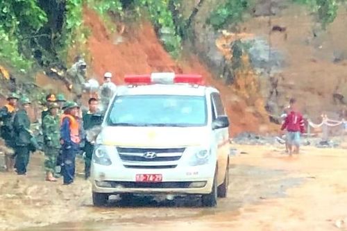 Tìm thấy 19 thi thể, xe cứu thương nối đuôi nhau rời Sư đoàn 337