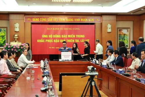 Ban Kinh tế Trung ương ủng hộ đồng bào miền Trung khắc phục hậu quả thiên tai, lũ lụt