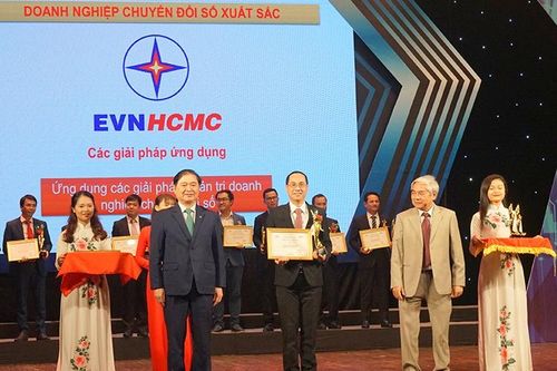 EVNHCMC đoạt giải doanh nghiệp chuyển đổi số xuất sắc