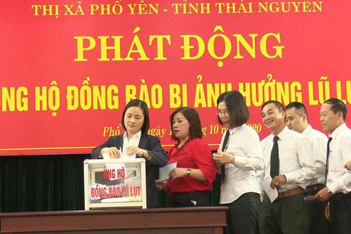 Ủng hộ đồng bào miền Trung bị lũ lụt