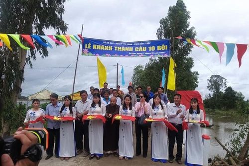 Khánh thành cầu bê-tông, cứu trợ lũ lụt miền Trung