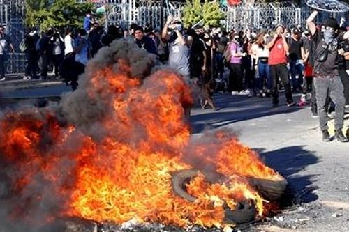 Biểu tình biến thành bạo loạn, cướp bóc ở Chile