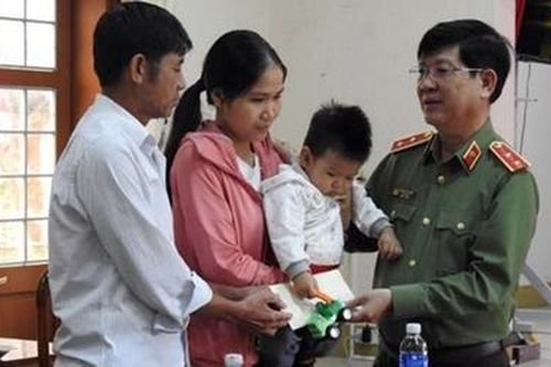 'Hết mưa lụt, con đem vợ con về thăm ba mạ nghe!'