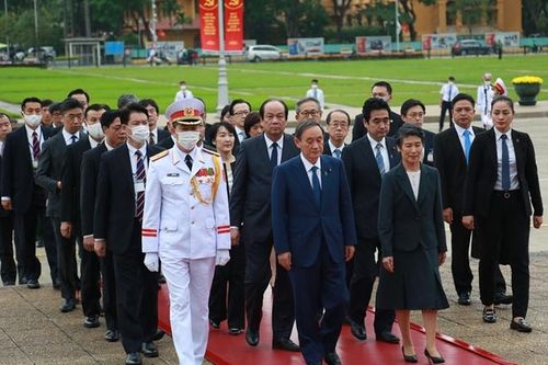 Thủ tướng Nhật Bản Suga Yoshihide vào Lăng viếng Chủ tịch Hồ Chí Minh