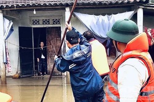 Đi vào rốn lũ miền Trung