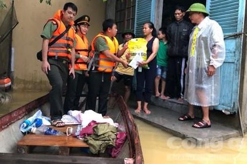 Báo Công an TPHCM chuyển đợt hàng cứu trợ đầu tiên đến miền Trung