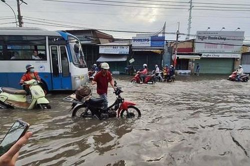 Triều cường dâng cao, dân Sài Gòn lội nước bì bõm ngày đầu tuần