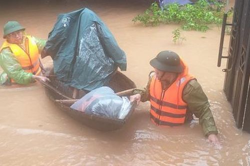 Hà Tĩnh: Hàng loạt hồ đập xả tràn, khẩn cấp sơ tán dân
