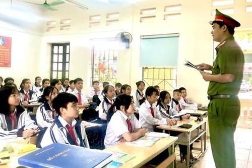 Công an 'đứng lớp' chỉ học sinh cách đối phó khi gặp kẻ biến thái