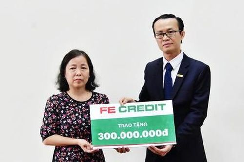 Trao tặng gia đình liệt sĩ Phạm Văn Hướng 300 triệu đồng