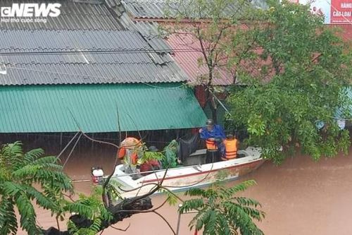Lũ dâng nhanh trong đêm, người Hà Tĩnh lên mạng xã hội cầu cứu