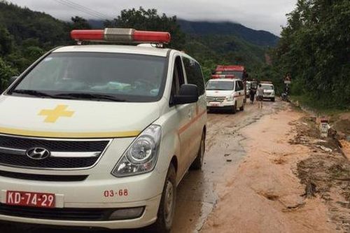 Vụ sạt lở tại Sư đoàn 337 – Quảng Trị: Xe cứu thương vào hiện trường đưa các nạn nhân ra ngoài