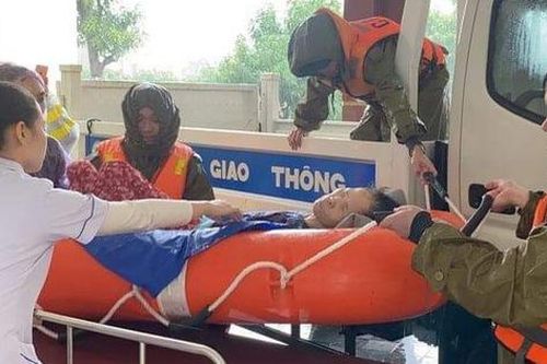 Công an Hà Tĩnh vượt lũ đưa bệnh nhân đi cấp cứu